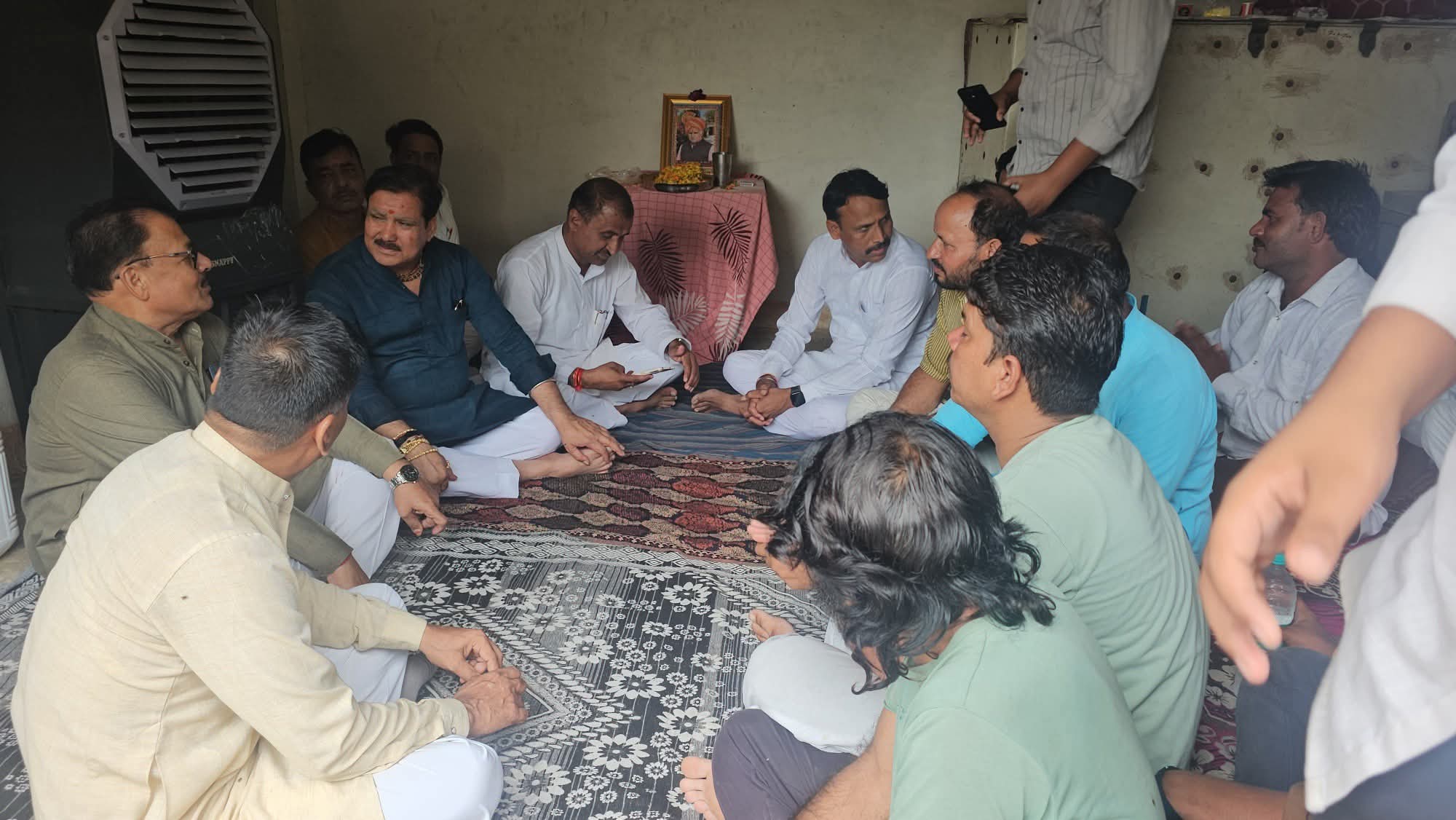 भाजपा कार्यकर्ता प्रेमनारायण चौधरी के निधन पर ग्राम लीमाचौहान पहुंचे राज्यमंत्री डॉ. गौतम टेटवाल, परिजनों को बंधाया ढांढस