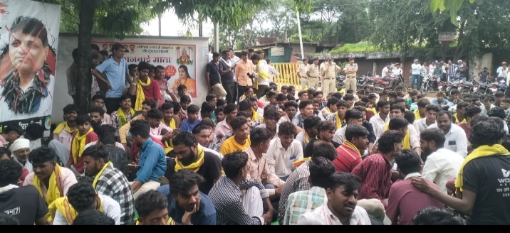 निवाली BEO मनोज मराठे निलंबित, चार दिन से चल रहा आदिवासी संगठनों का धरना समाप्त