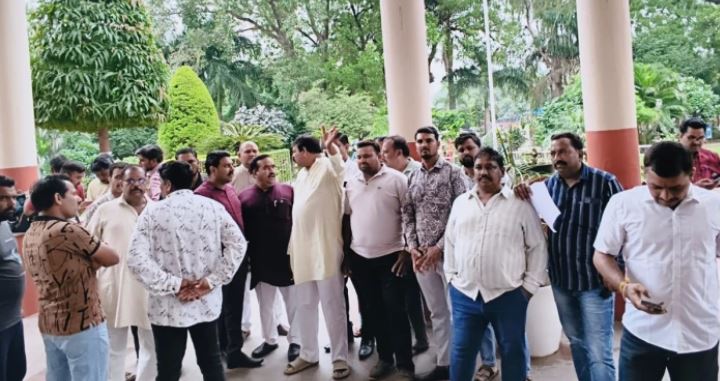 इंदौर में दूध का खरीदी मूल्य 65 रुपये करने की मांग, लागत बढ़ने से दूध उत्पादक किसानों ने खोला मोर्चा