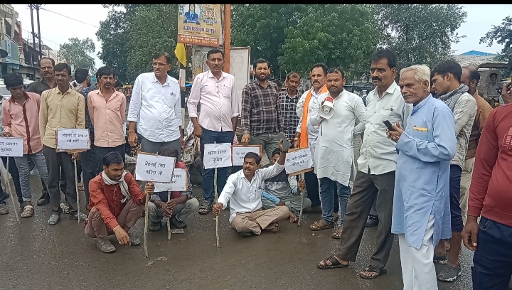 महंगाई और स्मार्ट मीटर के विरोध में सिलवानी में प्रदर्शन, सरकार से राहत देने की उठी मांग