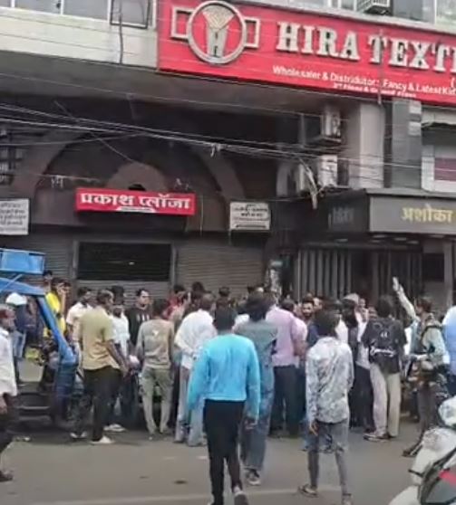 इंदौर के रानीपुरा में निगम की बड़ी कार्रवाई: 60 से 70 दुकानों के ओटले-पार्टिशन हटाए, विरोध में सड़क पर उतरे दुकानदार