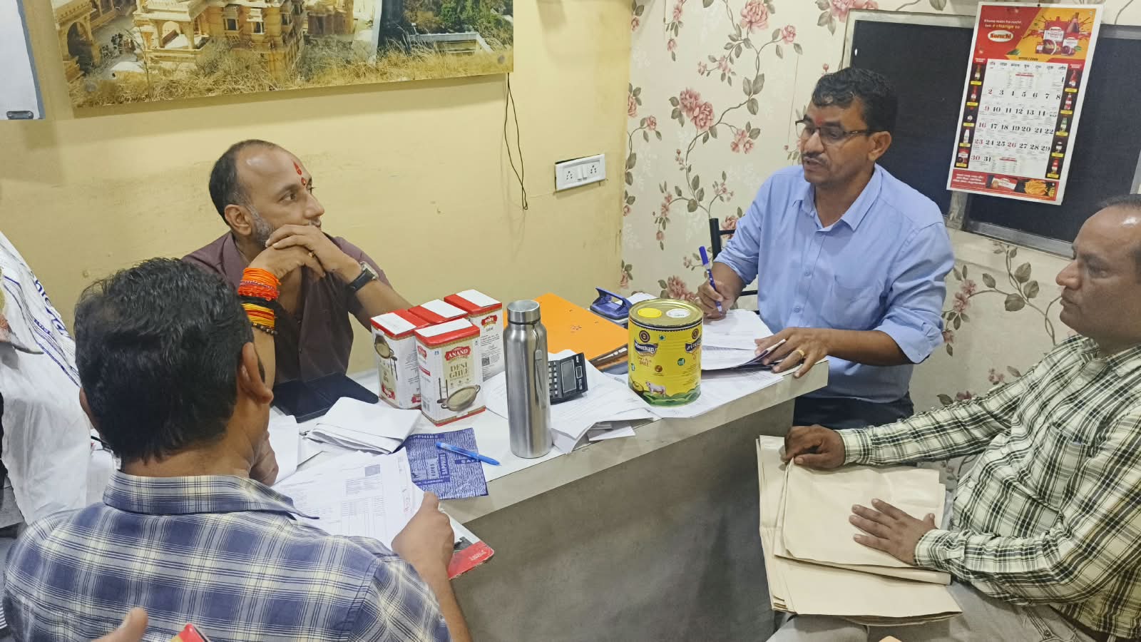 इंदौर में घी की बड़ी कार्रवाई: मां बगलामुखी एंटरप्राइजेज से 1750 लीटर घी जब्त, जांच के लिए लिए जा रहे 18 नमूने