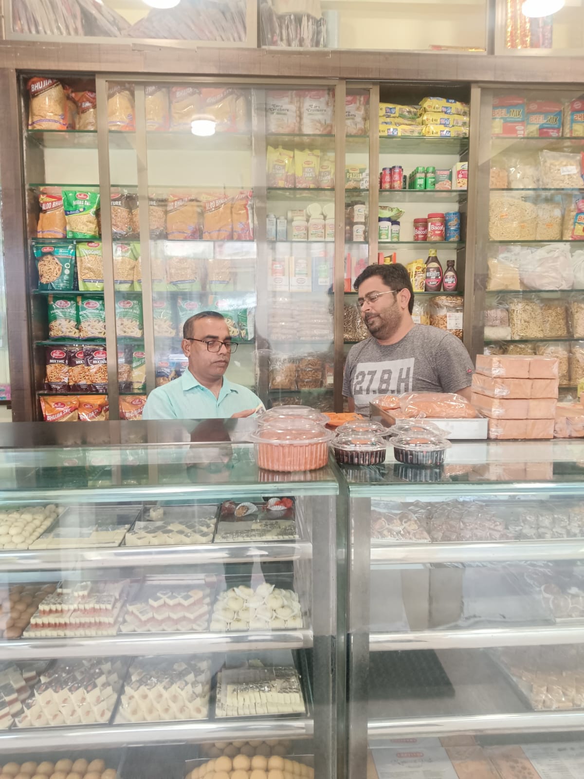 अनूपपुर में खाद्य सुरक्षा विभाग की कार्रवाई, 12 प्रतिष्ठानों का निरीक्षण; मिठाइयों समेत 29 नमूने जांच के लिए भेजे