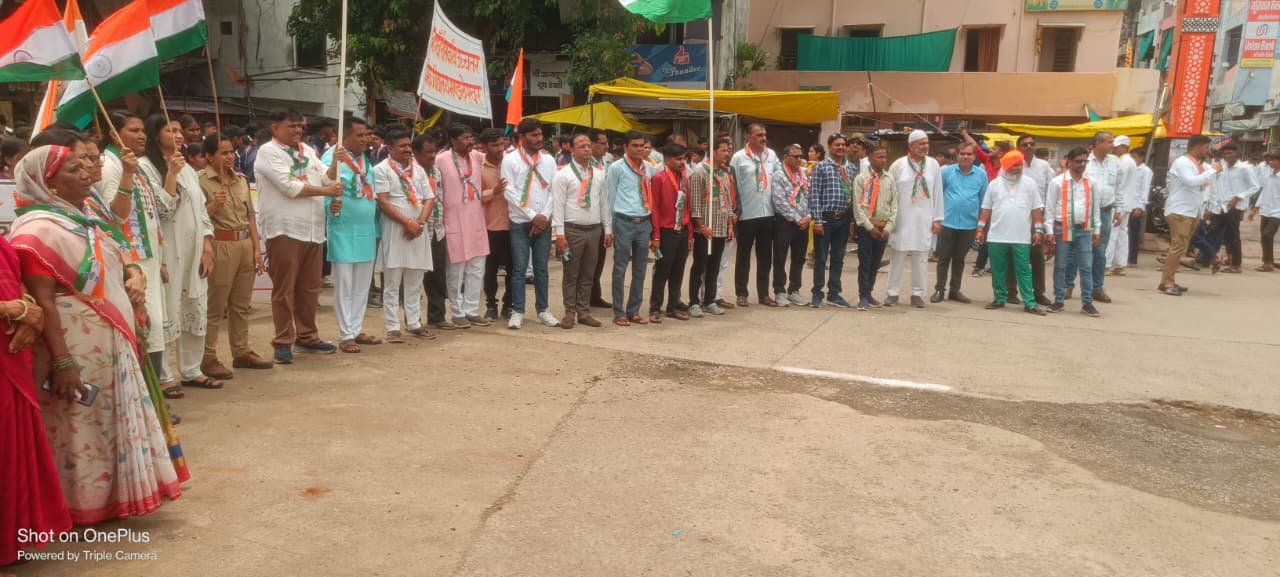 मंडलेश्वर में निकली भव्य तिरंगा यात्रा, हजारों स्कूली बच्चों ने देशभक्ति के रंग में रंगा शहर