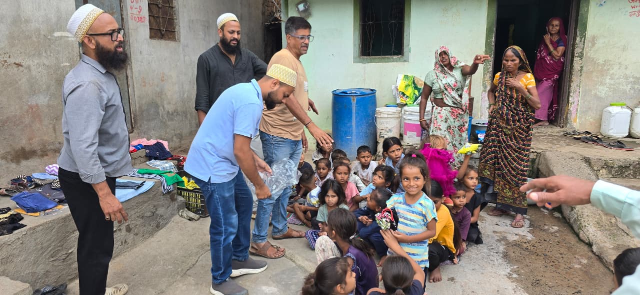 दाऊदी बोहरा समाज और मदरसा सैफियाह कुक्षी की अनुकरणीय पहल, जरूरतमंद बच्चों के बीच मनाया सैय्यदना साहब का 80वां जन्मदिन