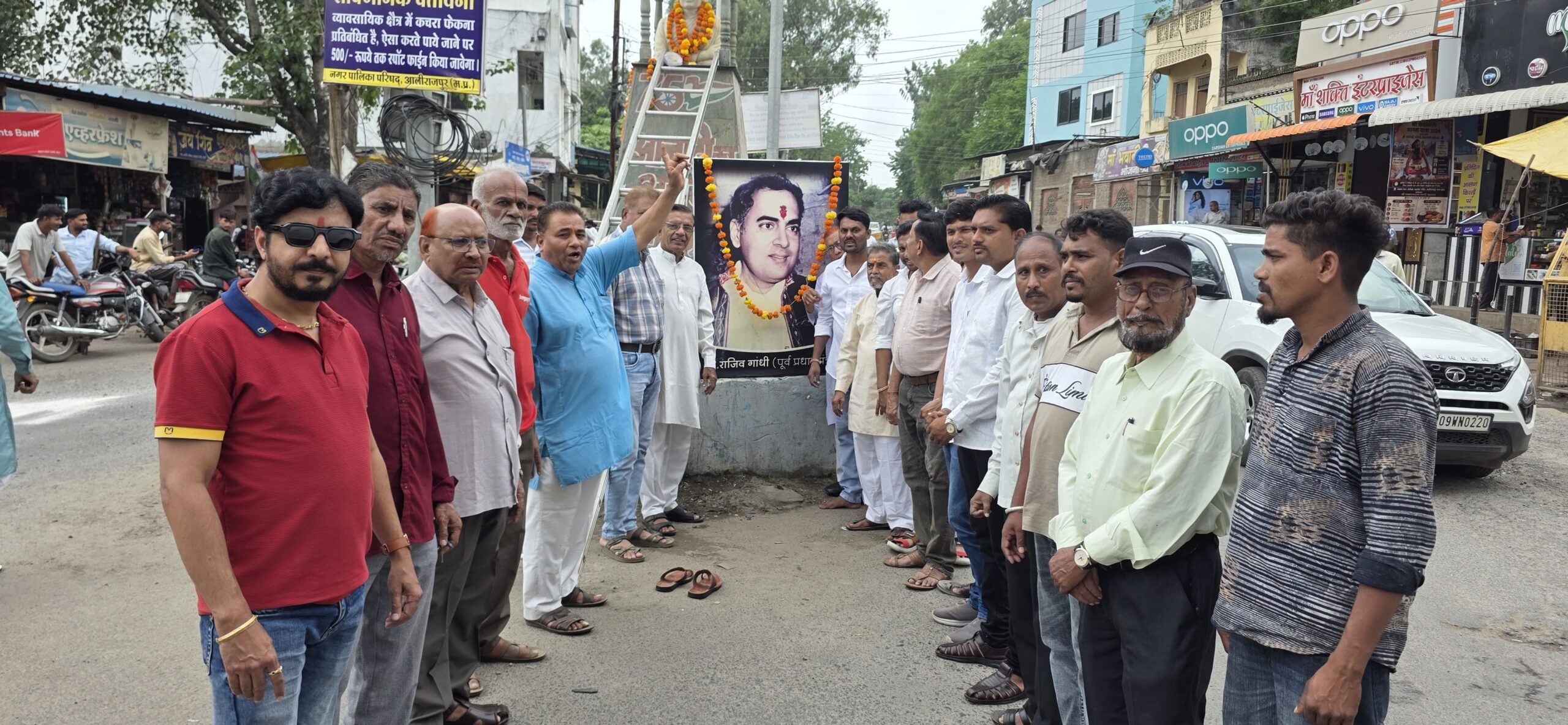 राजीव गांधी की जयंती पर अलीराजपुर में कांग्रेसजनों ने दी श्रद्धांजलि, प्रतिमा पर किया माल्यार्पण