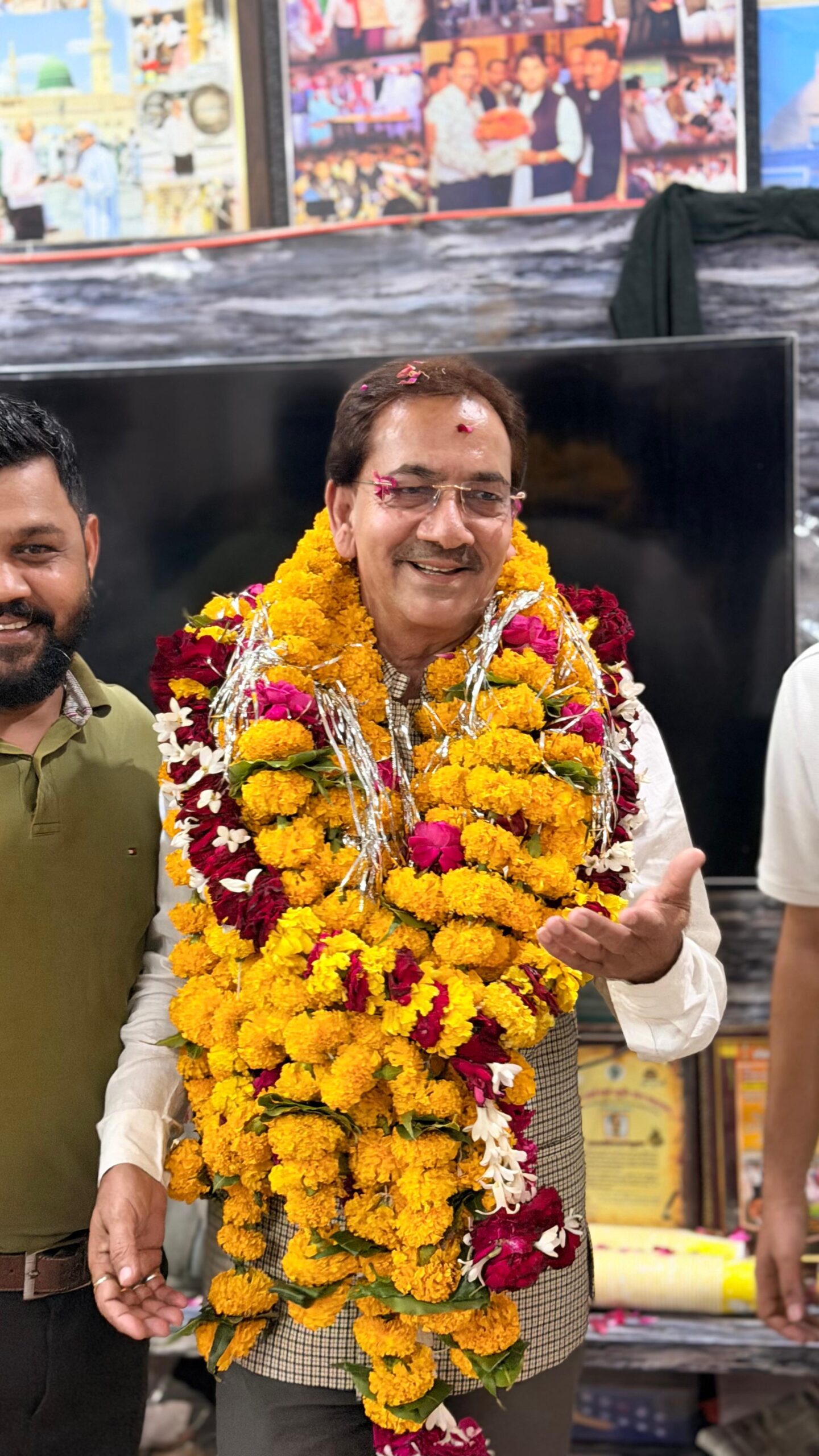 संस्था सर्व धर्म के अध्यक्ष मंजूर बैग तीसरी बार उमराह यात्रा पर रवाना, साथियों ने किया भव्य स्वागत
