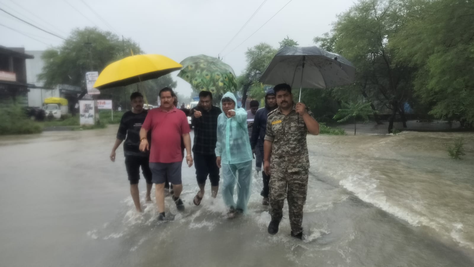 सारंगपुर में तेज बारिश का असर: मंत्री डॉ. गौतम टेटवाल ने किया वर्षा प्रभावित क्षेत्रों का दौरा, बच्चों को सुरक्षित स्थान पर पहुंचाया