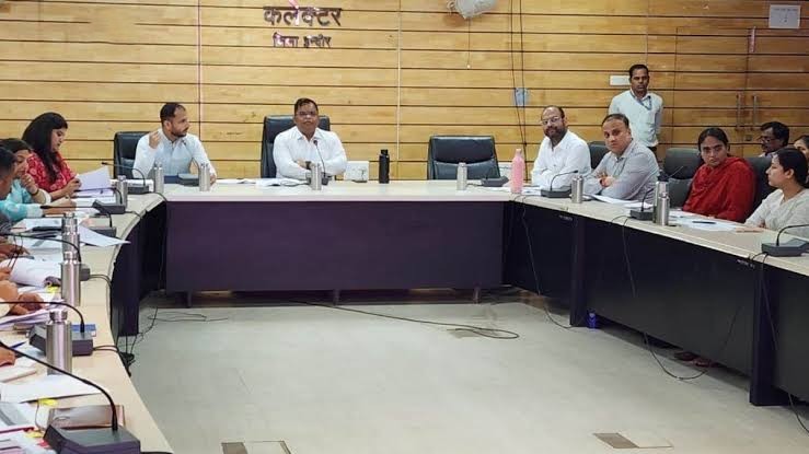 इंदौर कलेक्टर का बड़ा एक्शन: CM हेल्पलाइन में लापरवाही पर तहसीलदार को नोटिस, रीडर निलंबित