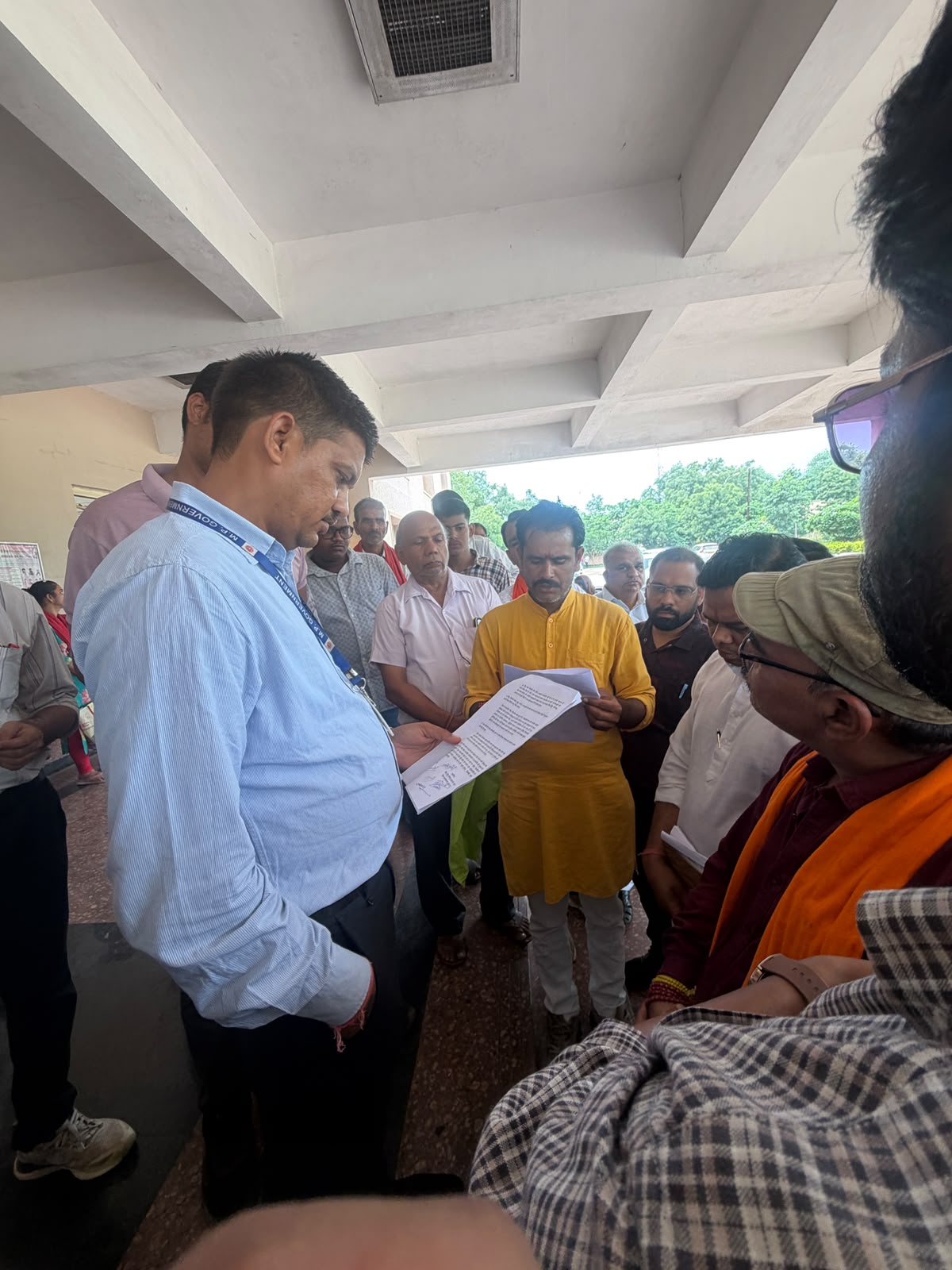 अशोकनगर में विश्व हिंदू परिषद और बजरंग दल का प्रदर्शन: गो-तस्करी, छात्राओं की सुरक्षा और चंदेरी प्रकरण पर कलेक्टर को सौंपा ज्ञापन, कार्रवाई नहीं होने पर आंदोलन की चेतावनी