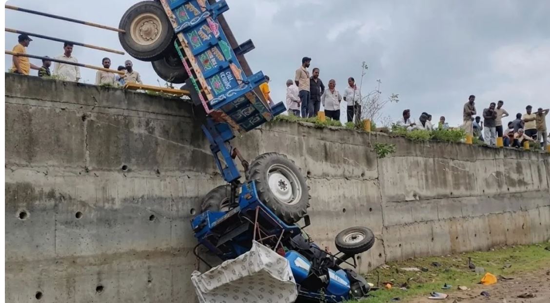 धार में बड़ा हादसा: पुल से नीचे गिरी श्रद्धालुओं से भरी ट्रैक्टर-ट्रॉली, 18 से अधिक घायल; 6 की हालत गंभीर