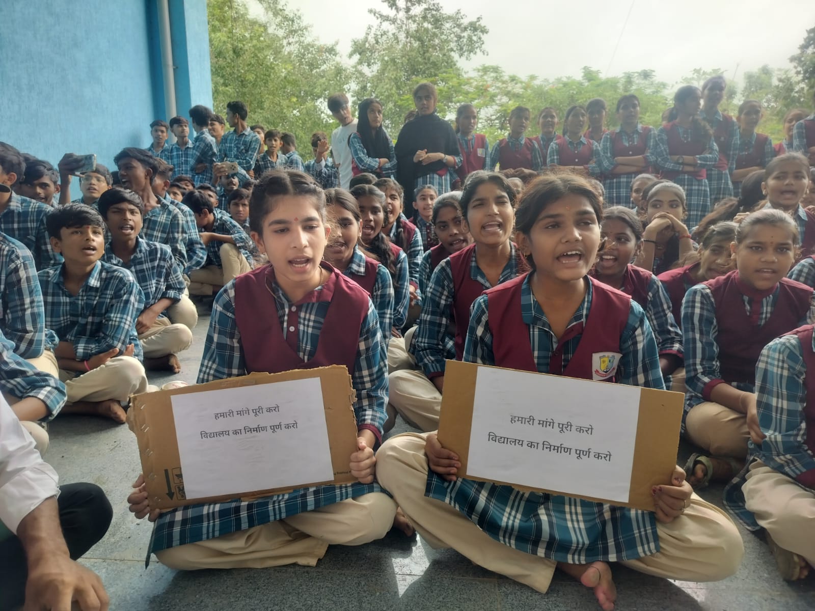 संदीपनी विद्यालय का निर्माण जल्द पूरा करने की मांग, सिलवानी में छात्र-छात्राओं ने शुरू किया आंदोलन
