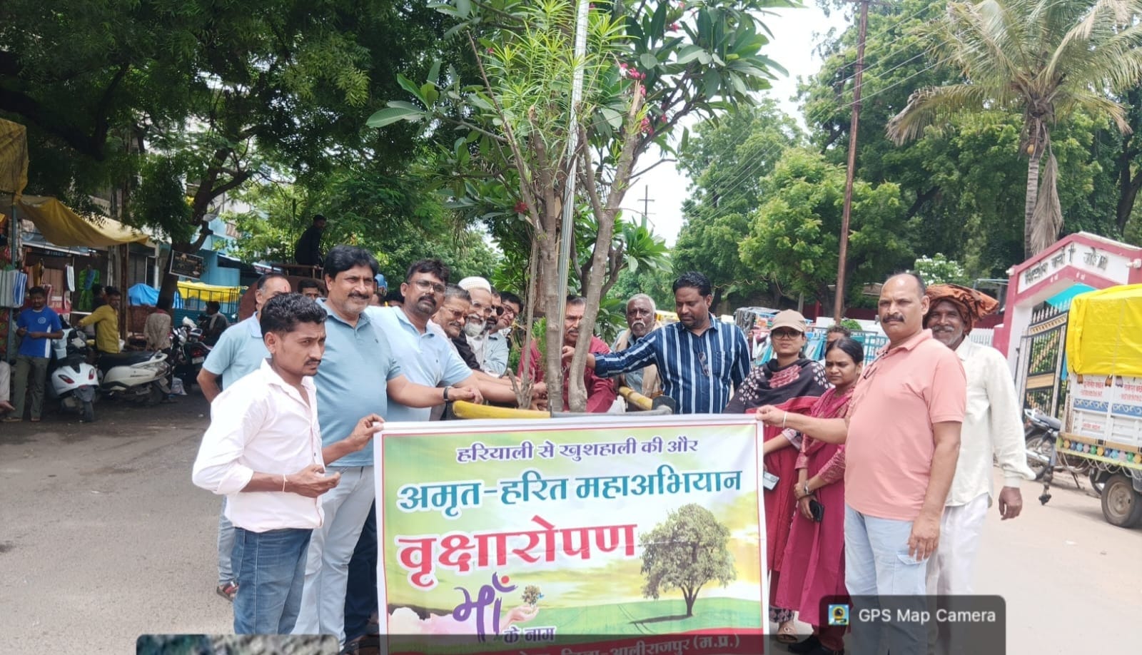 जोबट में अमृत-हरित महाअभियान के तहत वृहद पौधरोपण: बस स्टैंड परिसर में लगाए गए छायादार और फलदार पौधे, पर्यावरण संरक्षण का दिया संदेश