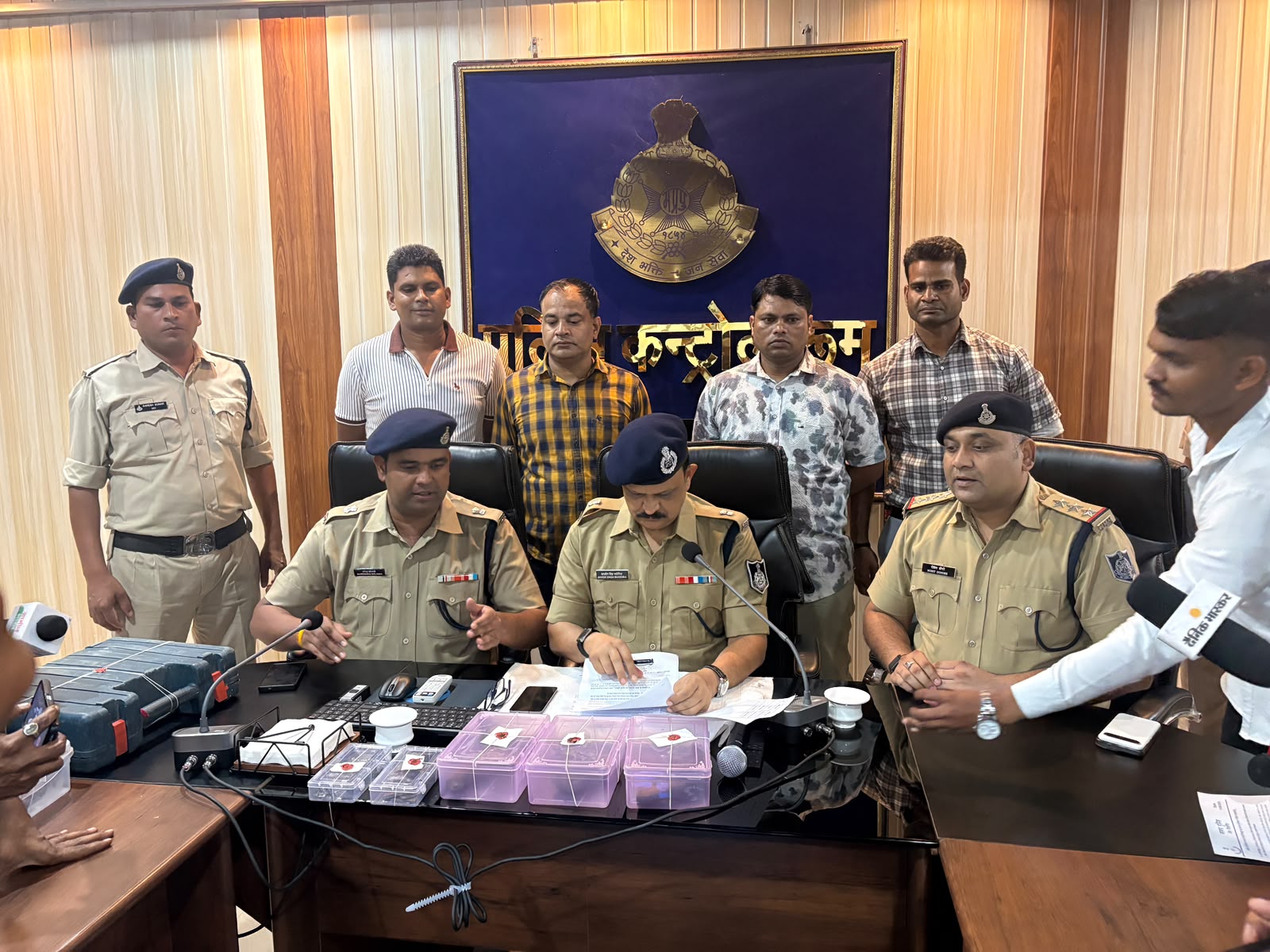 सागर में अवैध हथियार बनाने वाली फैक्ट्री का भंडाफोड़, 3 आरोपी गिरफ्तार; कट्टा, रिवाल्वर और पिस्टल बरामद