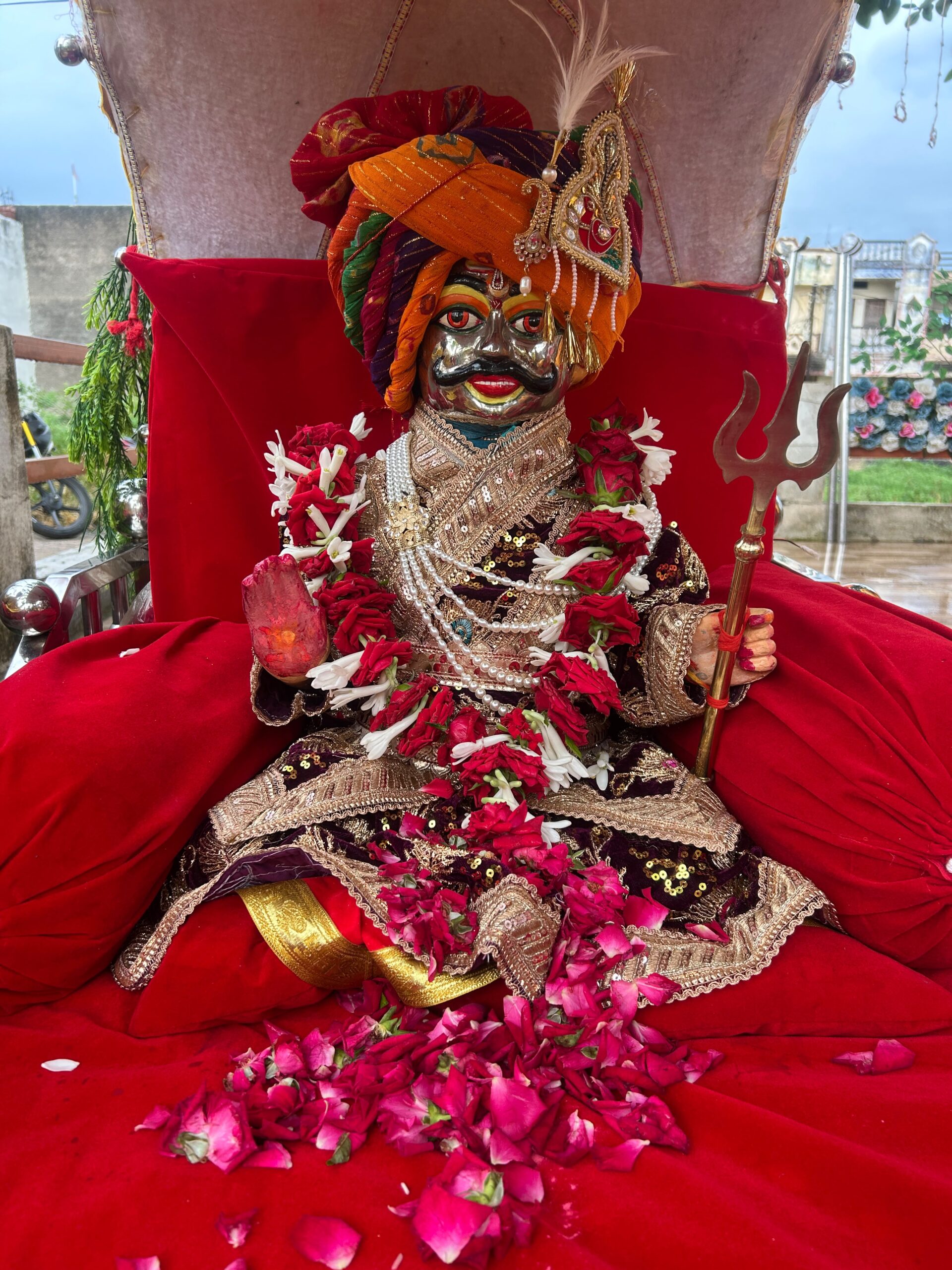 हल्की बारिश के बीच धूमधाम से निकला चौथा भव्य शिव डोला, डीजे की धुन पर झूमे श्रद्धालु