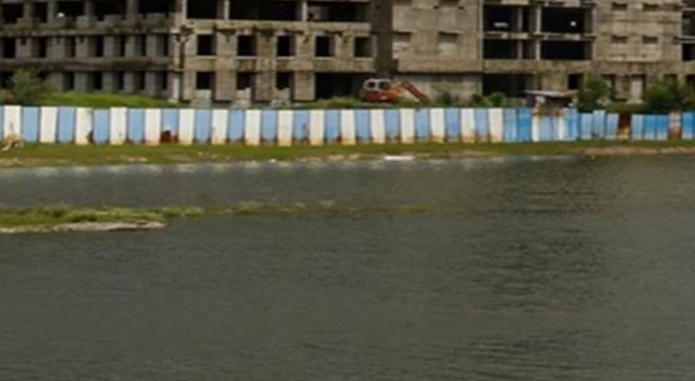 Indore News: पीपल्याहाना तालाब का पानी हुआ हरा, ग्राउंड वाटर में दूषित पानी पहुंचने की आशंका