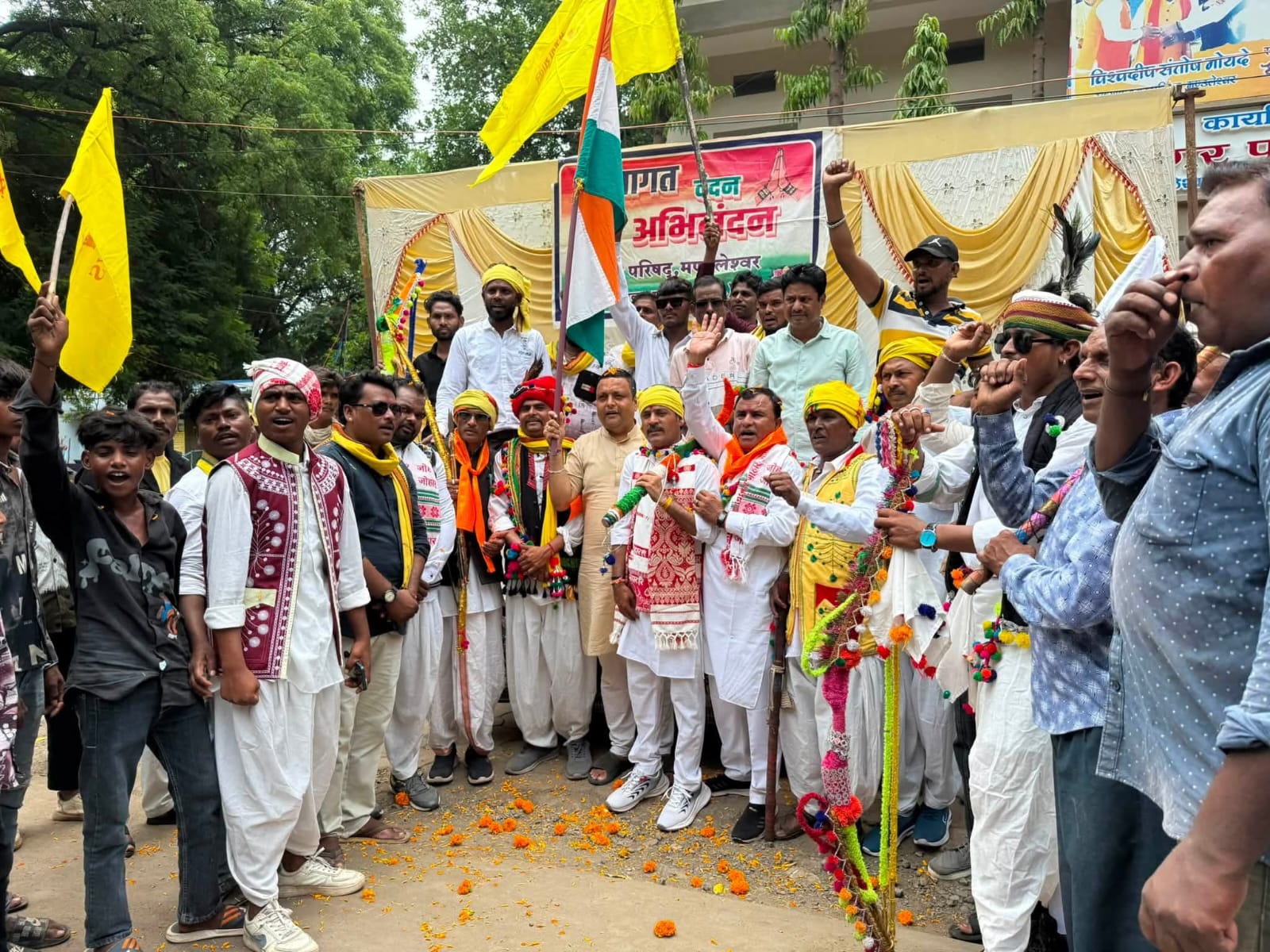 विश्व आदिवासी दिवस पर महेश्वर में निकली भव्य वाहन रैली, जनसभा में शिक्षा और अधिकारों पर जोर