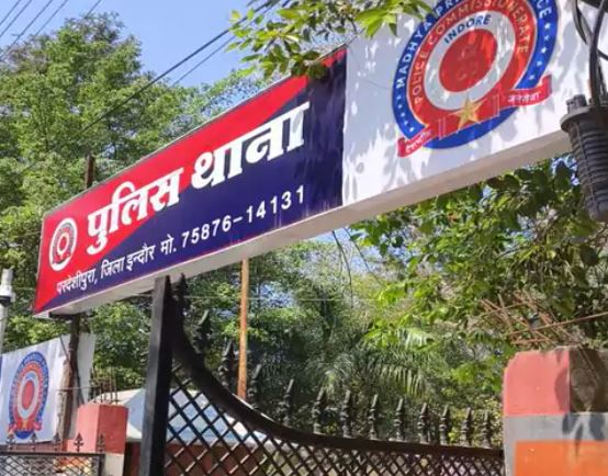 इंदौर में दोस्त और डॉक्टर बनकर साइबर ठगी: बिल्डिंग मटेरियल सप्लायर से करीब 1.5 लाख रुपए ट्रांसफर कराए