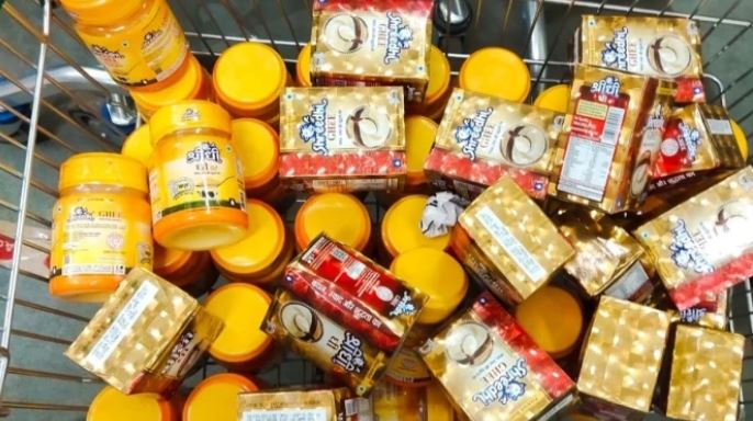 जबलपुर के डीमार्ट से 1.40 लाख रुपये का 200 किलो घी जब्त, पिज्जा सेंटरों से पनीर के नमूने लिए