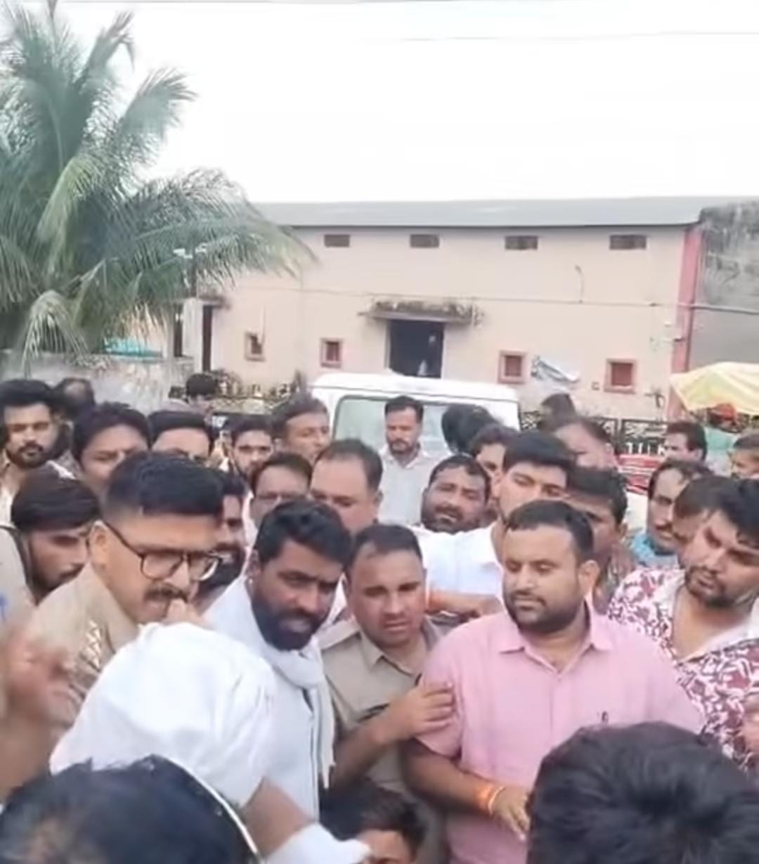 Farmers stage a road blockade on the Sehore–Bhairunda road to protest alleged irregularities in moong procurement, while administrative officials and police negotiate to restore traffic after assuring improved procurement arrangements