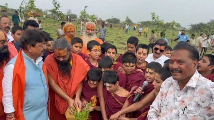इंदौर के सुपर कॉरिडोर पर 100 एकड़ में बनेगा ‘नगर वन’, एक दिन में रोपे गए 21 हजार पौधे