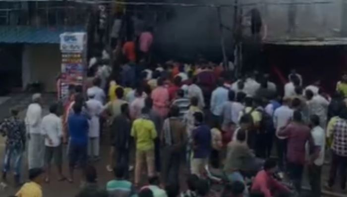 छिंदवाड़ा के चांद में हीरो शोरूम में भीषण आग: गाड़ियां और सामान जलकर खाक, करीब एक करोड़ के नुकसान का अनुमान