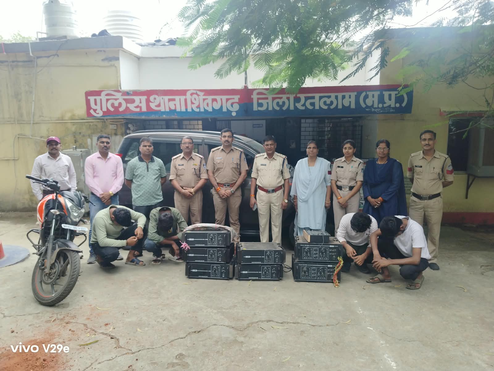 शिवगढ़ पुलिस ने 24 घंटे में सुलझाई डीजे मशीन चोरी की वारदात, चार आरोपी गिरफ्तार; 13 लाख रुपये का सामान जब्त