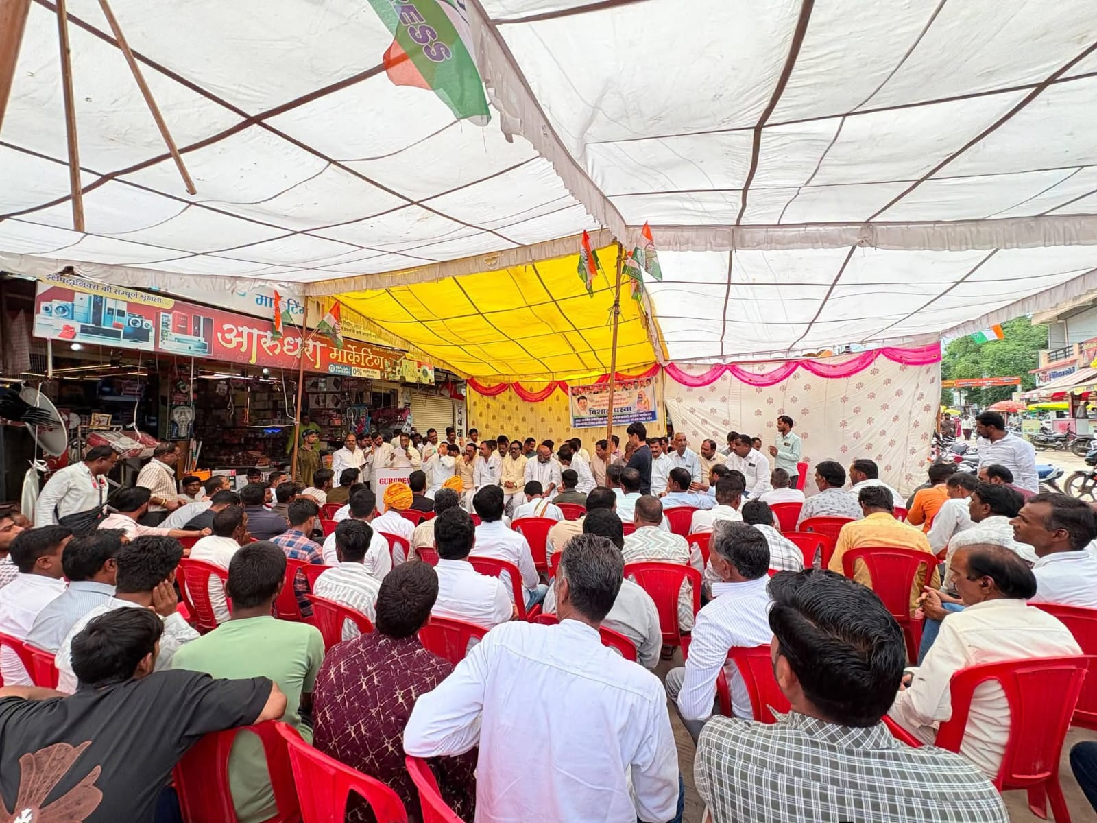 उन्हेल में मदन मोहन मंदिर की भूमि पर 26 दुकानों के निर्माण को लेकर कांग्रेस का धरना, जांच और एफआईआर की मांग