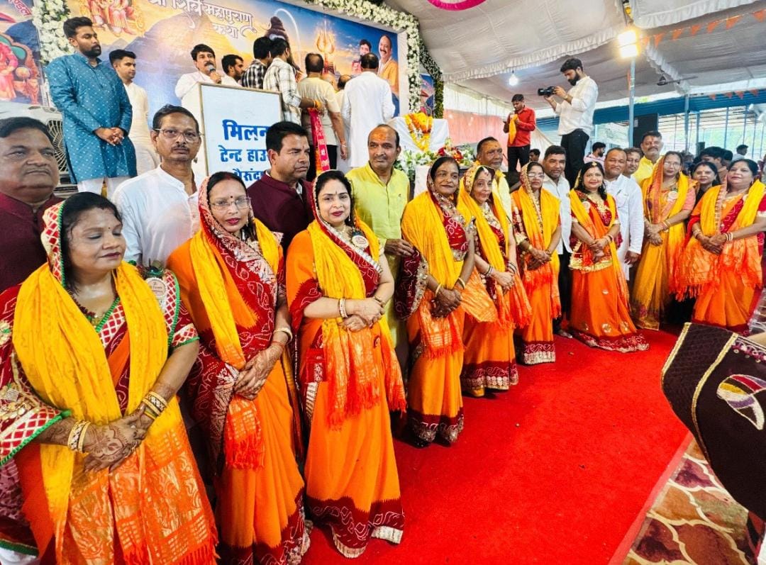 Devotees gather in large numbers during the concluding ceremony of the five-day Shri Shiv Mahapuran Katha in Bherunda, chanting “Har Har Mahadev” and “Shri Shivaya Namastubhyam.”
