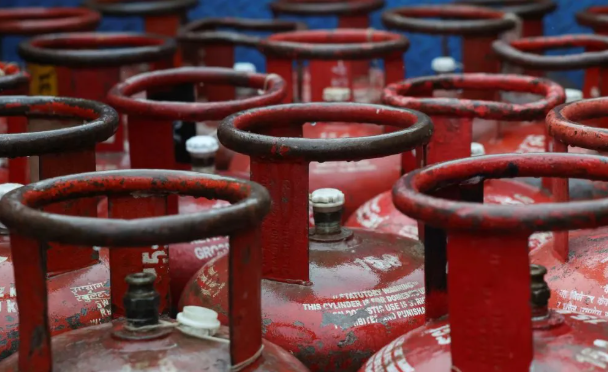 LPG e-KYC update showing Aadhaar verification process for Indane, Bharat Gas and HP Gas customers, including online face authentication and subsidy information