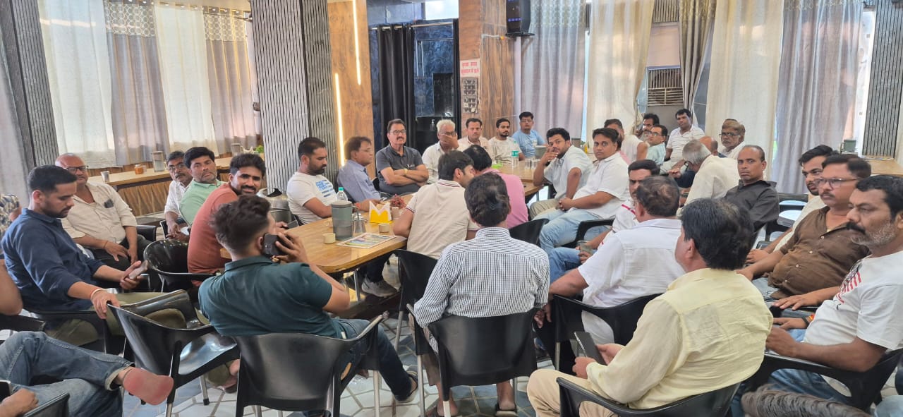 Officials interact with farmers and traders at Damoh Mandi during efforts to resolve the ongoing market dispute in Madhya Pradesh