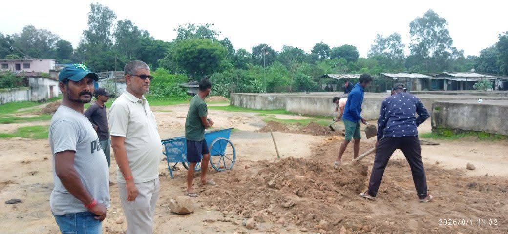 Nagar Parishad workers level a waterlogged road in Rajnagar's main market under the supervision of Chairman Yashwant Singh, improving access for traders, residents, and commuters