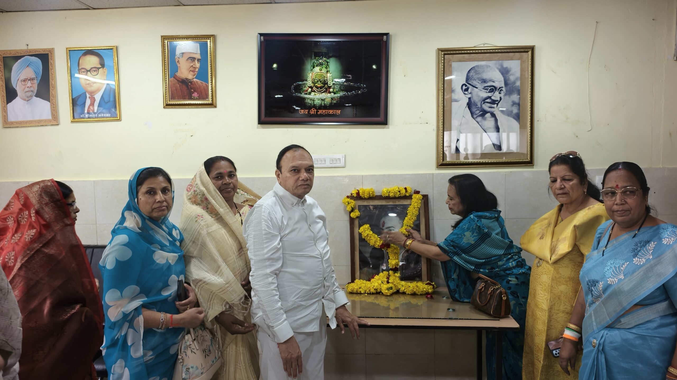 राजीव गांधी की जयंती पर झाबुआ में कांग्रेसजनों ने किया श्रद्धापूर्वक स्मरण, चित्र पर पुष्प अर्पित कर दी श्रद्धांजलि