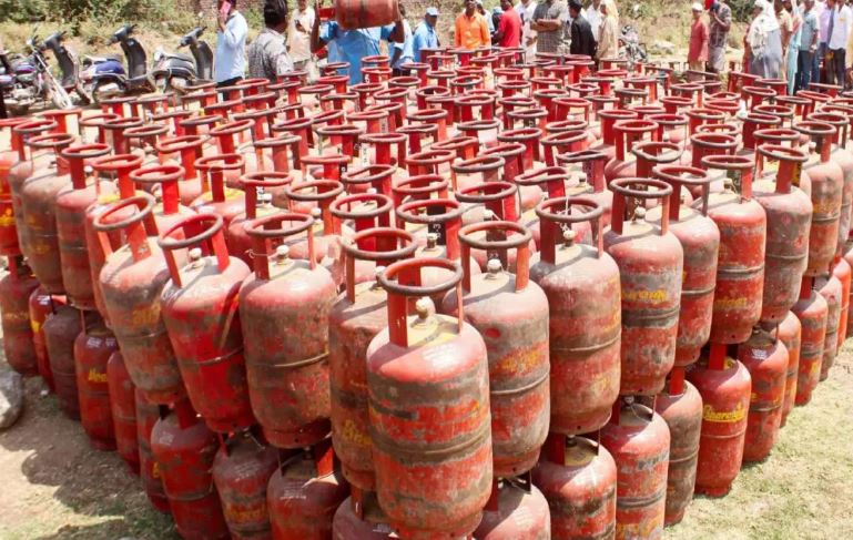 LPG e-KYC: गैस सब्सिडी बचानी है तो 23 अगस्त तक पूरी करें ई-केवाईसी, मोबाइल से भी मिलेगी सुविधा