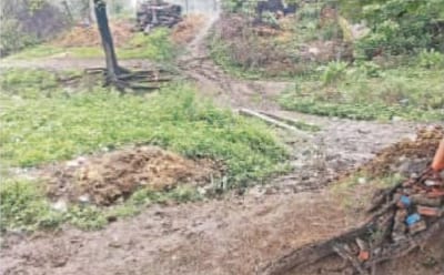 तूफान में ढहा यात्री प्रतीक्षालय, धूप-बारिश में परेशान हो रहे यात्री, ग्रामीणों ने की तत्काल पुनर्निर्माण की मांग