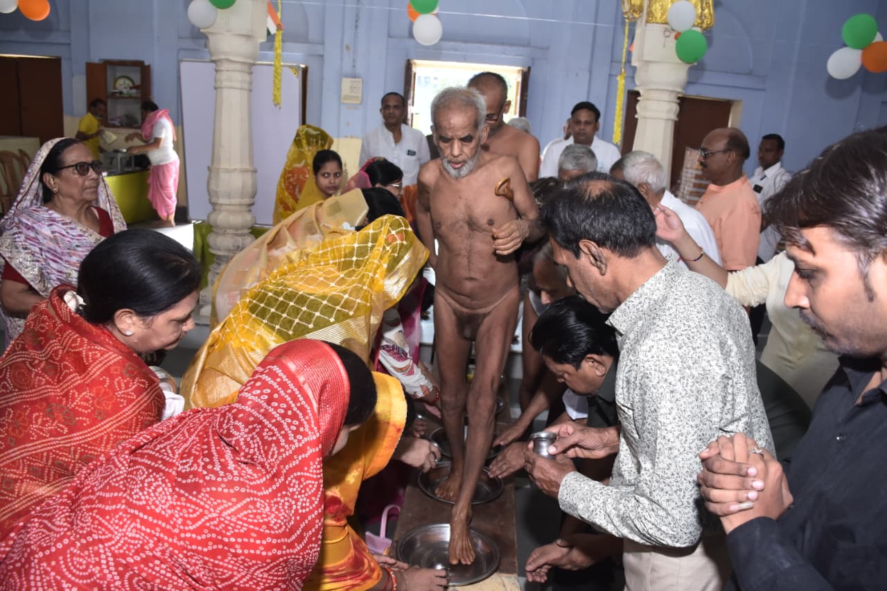 ग्वालियर में पहली बार भगवान पार्श्वनाथ को 123 किलो का निर्वाण लड्डू समर्पित, आचार्य चैत्य सागर का 43वां दीक्षा दिवस भी मना