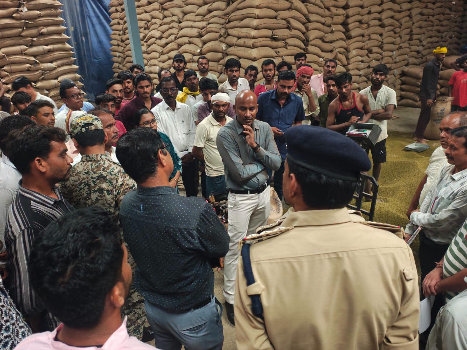 भैरूंदा और रेहटी के मूंग उपार्जन केंद्रों का कलेक्टर बालागुरू के. ने किया औचक निरीक्षण, पारदर्शी खरीदी और गुणवत्ता परीक्षण पर दिए सख्त निर्देश