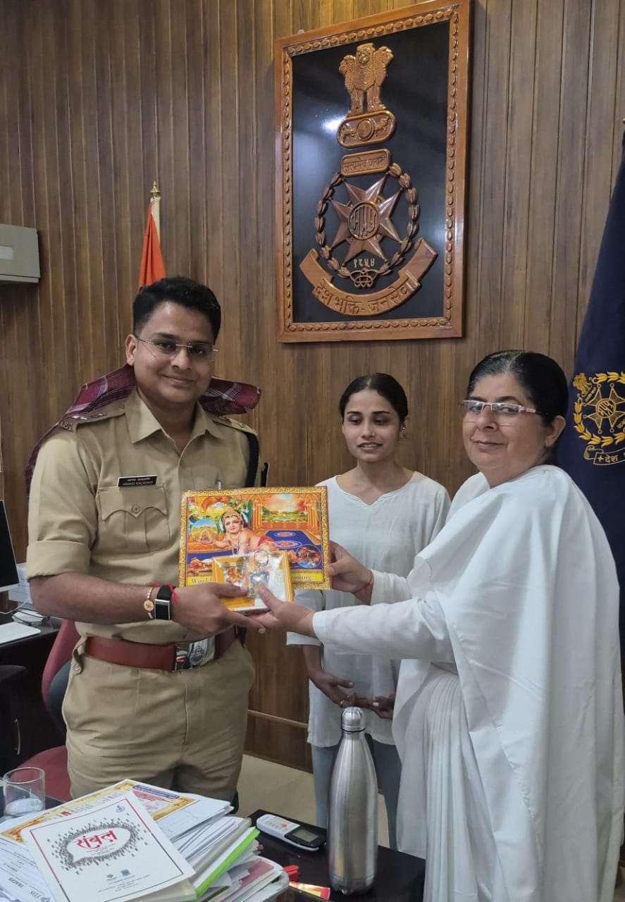रक्षा सूत्र से मजबूत हुआ भाई-बहन का पवित्र रिश्ता, ब्रह्मकुमारी बहन भारती ने एसपी आनंद कलादगि को बांधी राखी