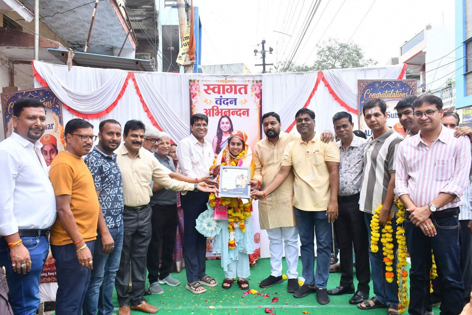 CS परीक्षा में देश में प्रथम रहीं विधी सुथार का नागदा में भव्य स्वागत, ढोल-ढमाकों और आतिशबाजी के बीच हुआ अभिनंदन