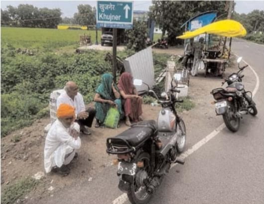 तूफान में ढहा यात्री प्रतीक्षालय, एक माह बाद भी नहीं हुआ पुनर्निर्माण, धूप-बारिश में परेशान हो रहे ग्रामीण और यात्री