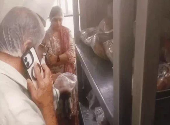 इंदौर के सयाजी होटल में खाद्य सुरक्षा जांच: स्टोरेज में चूहे, किचन में कॉकरोच; 66 किलो नॉनवेज बिना उचित लेबलिंग मिला