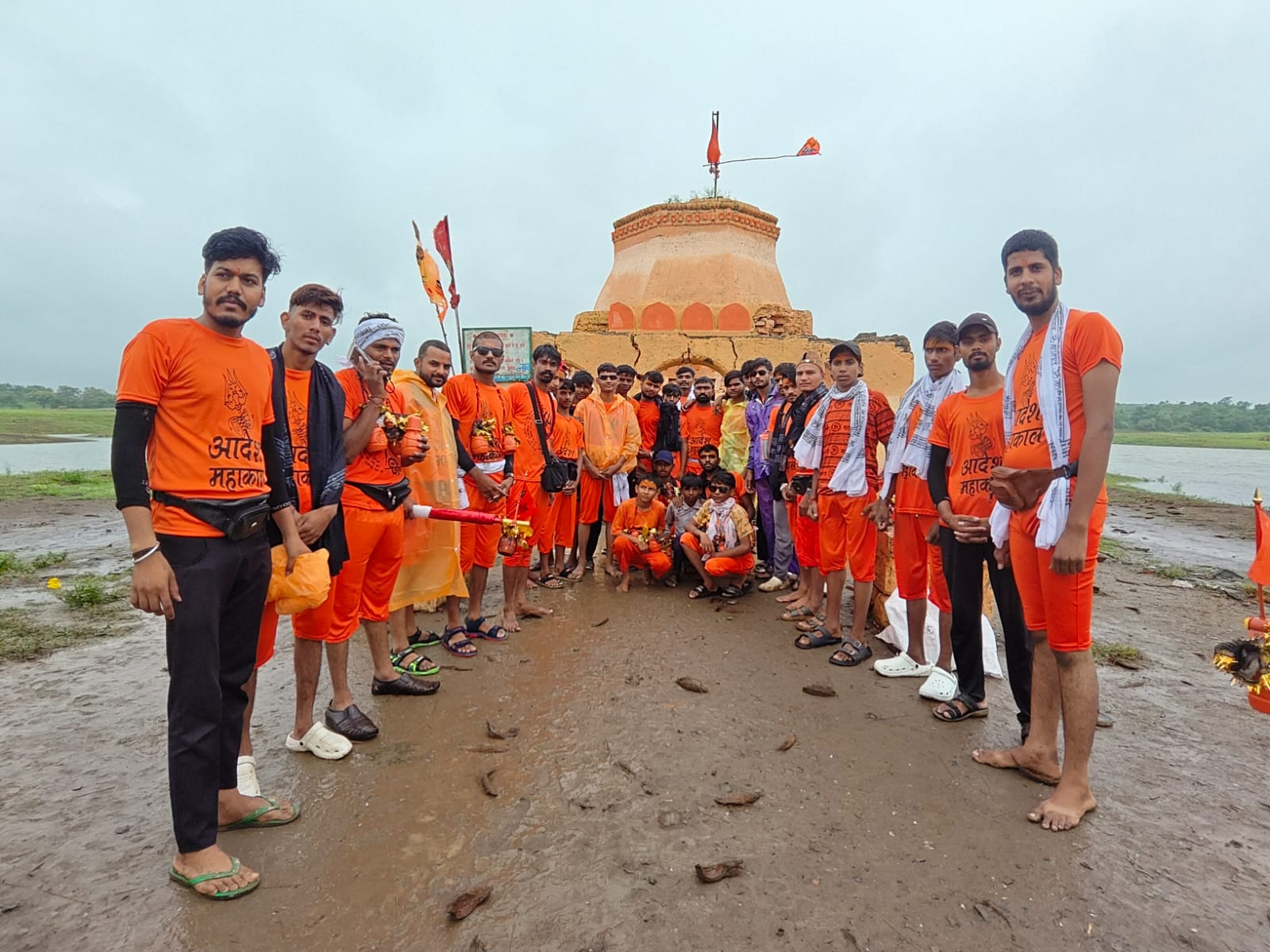 महाकाल मित्र मंडल की 8वीं पैदल कांवड़ यात्रा ‘बोल बम’ के जयघोष के साथ उज्जैन रवाना, माही नदी के पवित्र जल से होगा बाबा महाकाल का जलाभिषेक