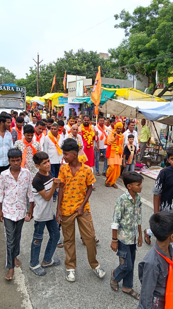 बोल बम के जयकारों से गूंजा महिदपुर रोड, त्रिभुवन नाथ मंदिर से झरादेश्वर महादेव तक निकली भव्य कावड़ यात्रा