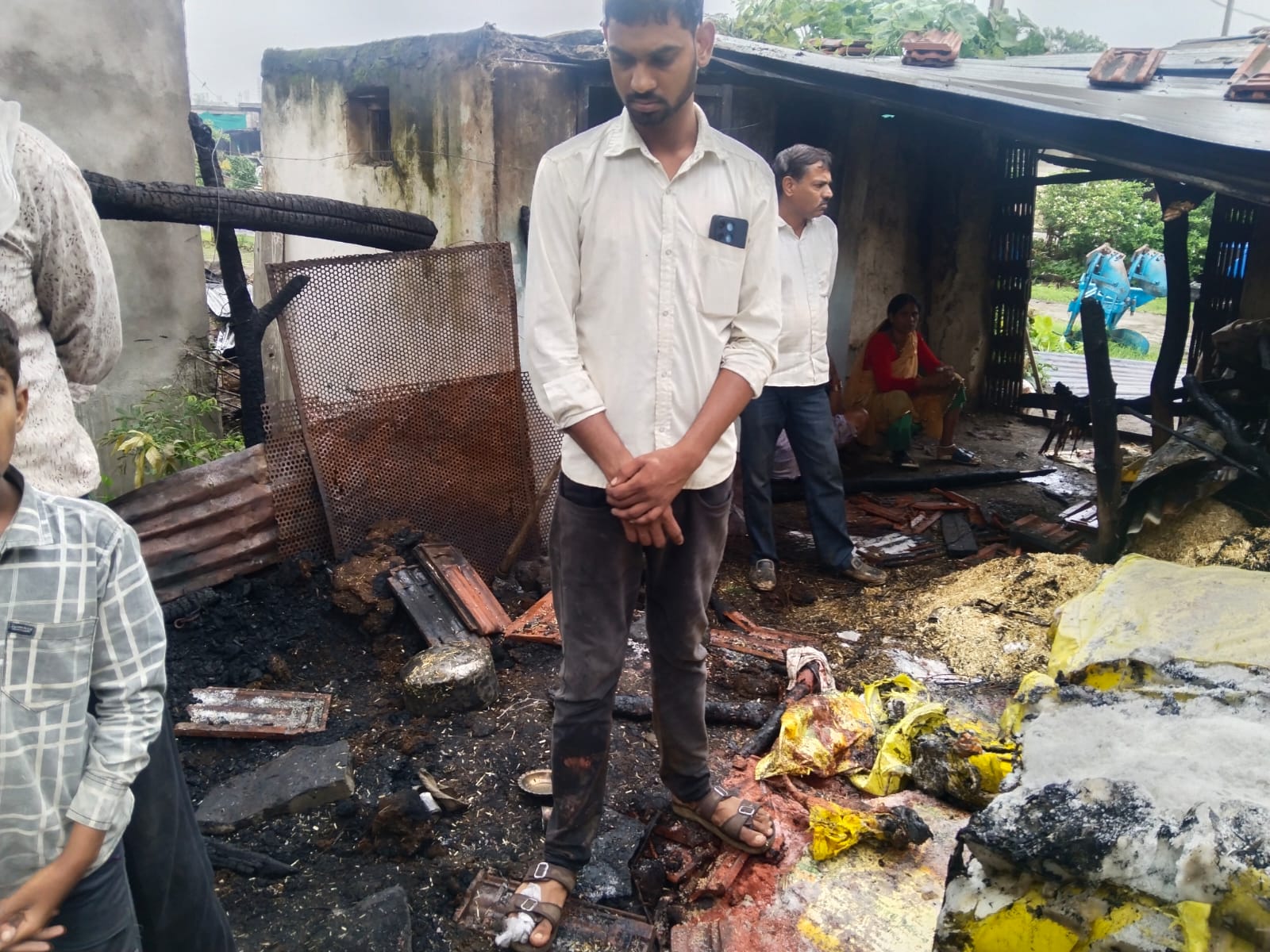 बरसात के बीच घर में भीषण आग, डेढ़ लाख से अधिक का नुकसान; गृहस्थी का सामान जलकर राख, पीड़ित परिवार ने लगाई सहायता की गुहार
