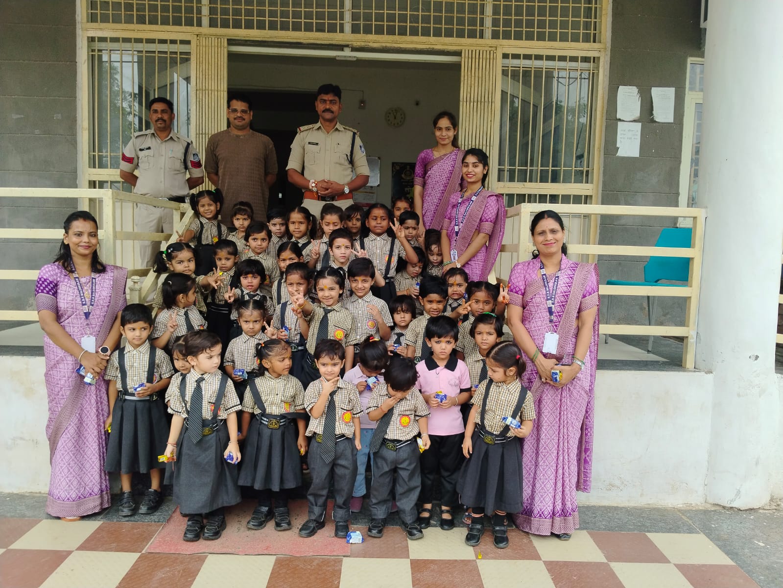 त्योहार पर घर नहीं जा पाए पुलिस जवान तो थाने पहुंचीं नन्हीं बहनें, राखी बांधकर दिया सुरक्षा और स्नेह का संदेश