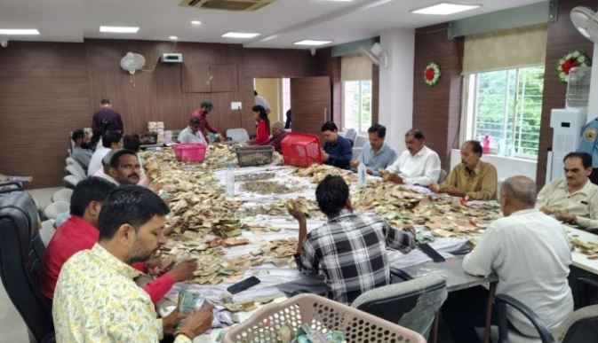 Indore Khajrana Ganesh Temple: दानपेटियों से निकले 1.81 करोड़ रुपये, सोना-चांदी और गणेश प्रतिमा भी चढ़ावे में मिली
