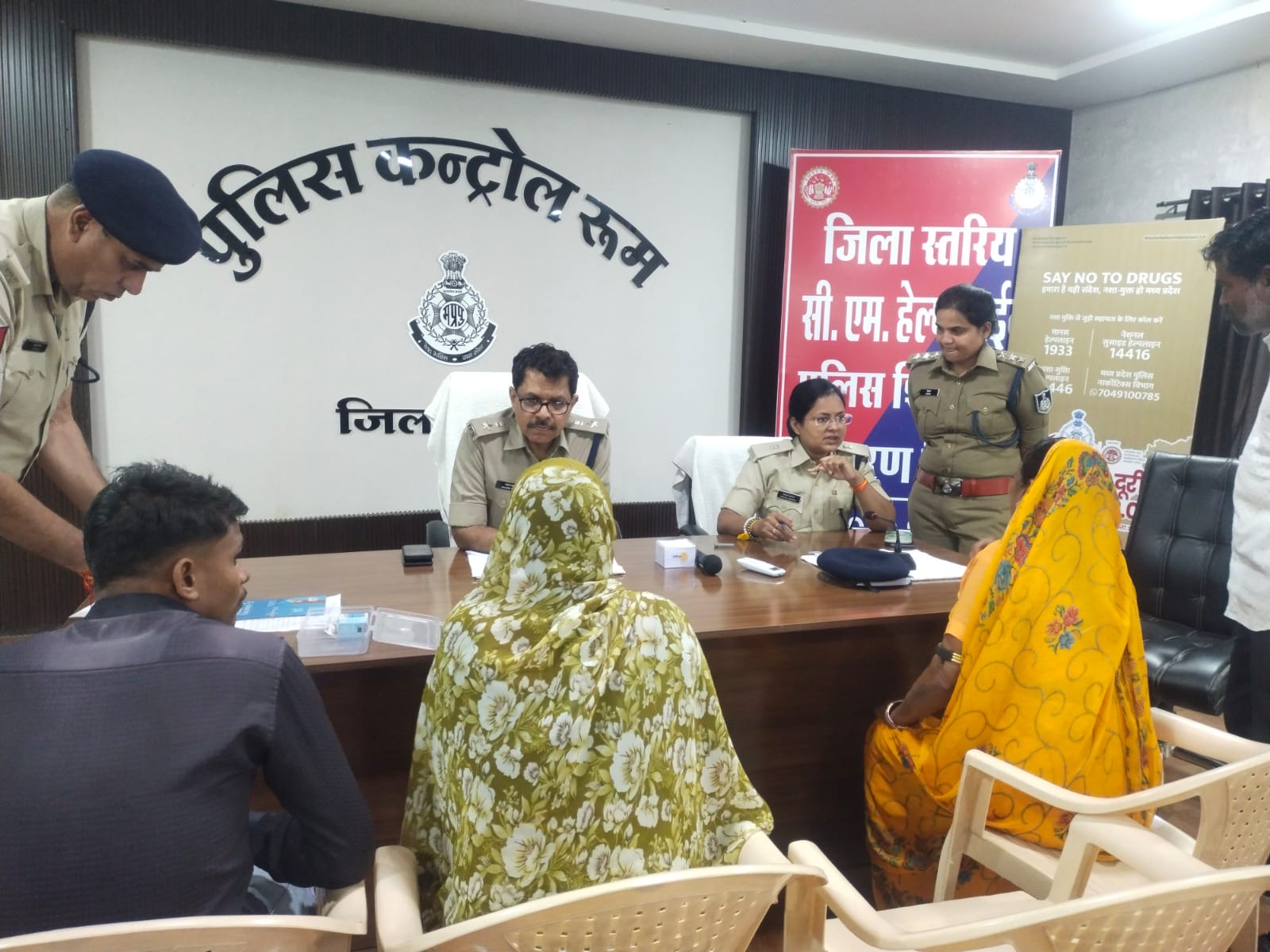 नीमच में SP राजेश व्यास के सामने पहुंचे 47 फरियादी, 14 शिकायतों का मौके पर समाधान