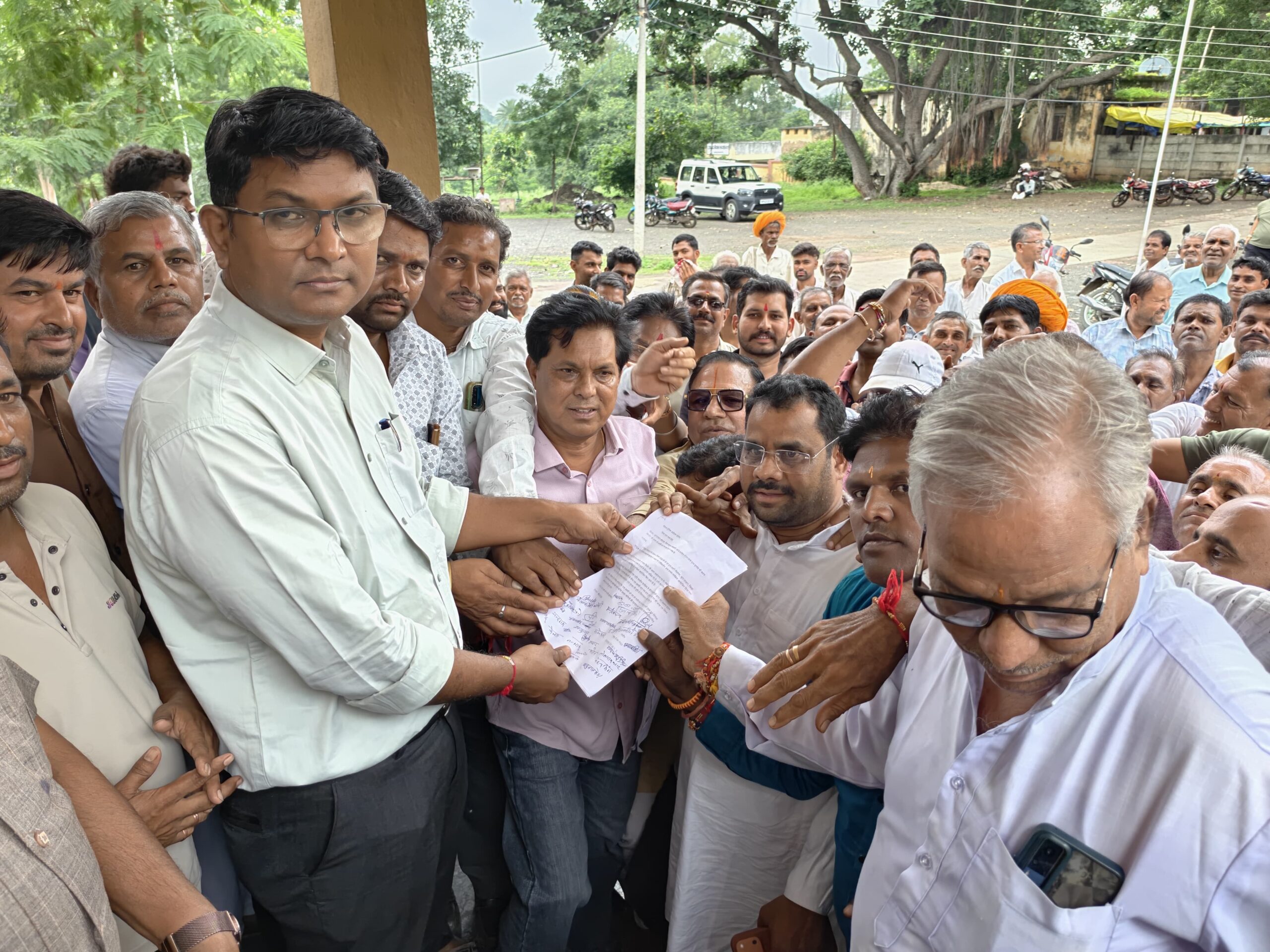 संत कमलकिशोर नागर को धमकी भरे पत्र पर बढ़ा आक्रोश, सरदारपुर में सड़क पर उतरे भक्त