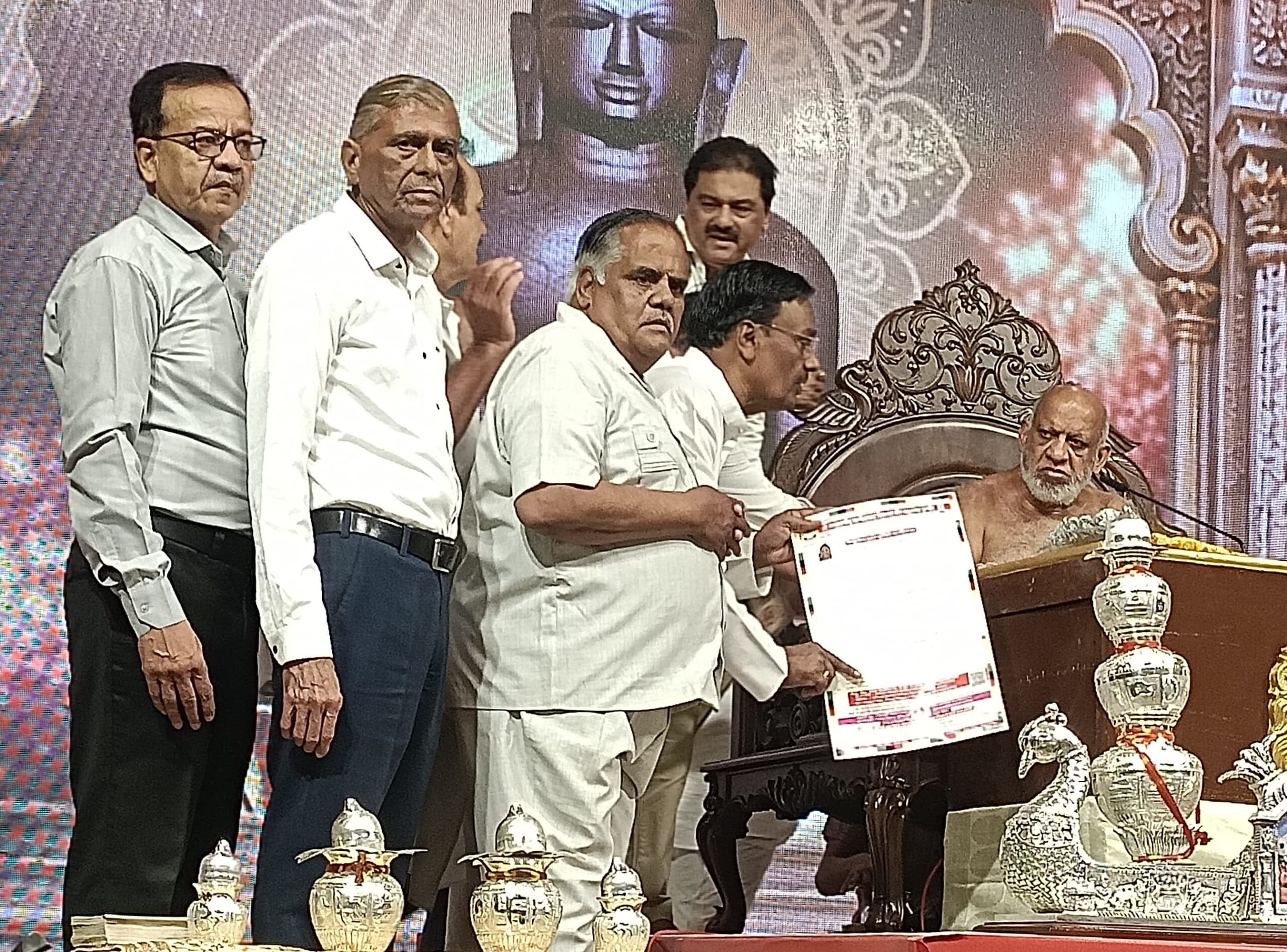 इंदौर में होगा भव्य अंतर्राष्ट्रीय जैन परिचय सम्मेलन, 2000 परिवारों को जोड़ने का लक्ष्य; पोस्टर का विमोचन
