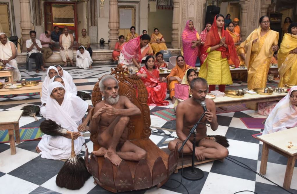 चंपाबाग जैन मंदिर में उत्तम तप धर्म की पूजा, मंत्रोच्चार के साथ चढ़ाए अर्घ्य